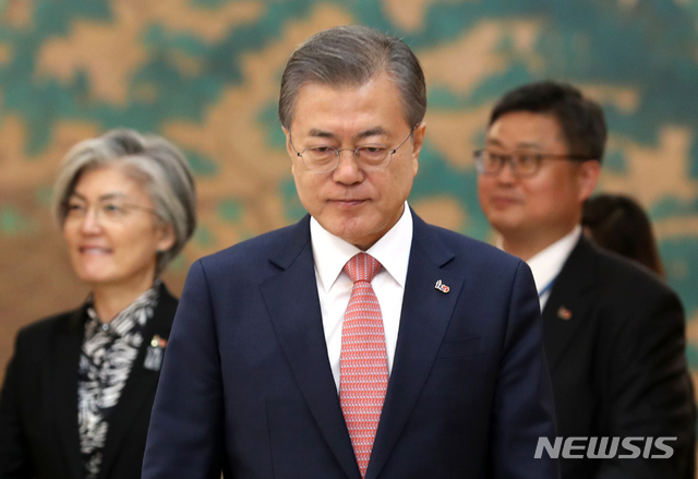 【서울=뉴시스】박진희 기자 = 문재인 대통령이 8일 청와대 본관에서 열린 주한 대사 신임장 제정식에 참석하고 있다. 왼쪽은 강경화 외교부 장관. 2019.03.08. pak7130@newsis.com