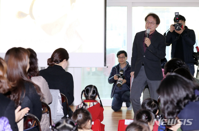 【서울=뉴시스】최진석 기자 = 조희연 서울시교육감이 8일 서울 관악구 전국 최초 매입형 유치원 공립단설 구암유치원 입학식에 참석해 인사말을 하고 있다. 전국 최초로 사립유치원을 사들여 공립유치원으로 만든 매입형인 이 유치원은 본래 사립 해슬아유치원이었으나, 서울시교육청이 약 59억9400만원을 들여 매입해 공립으로 전환했다. 2019.03.08. myjs@newsis.com