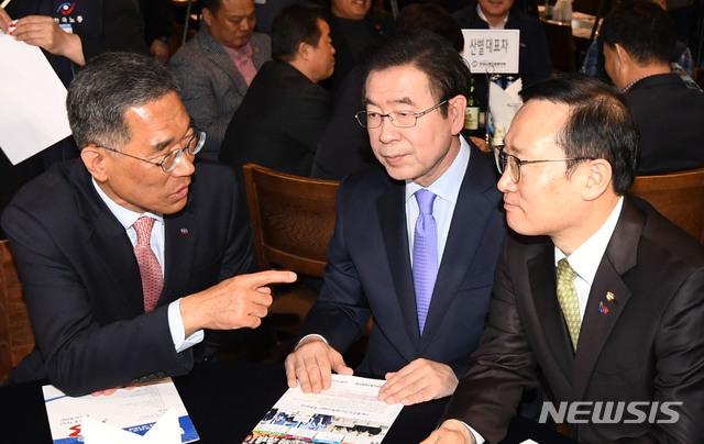 【서울=뉴시스】홍효식 기자 = 김주영(왼쪽부터) 한국노총 위원장과 박원순 서울시장, 홍영표 더불어민주당 원내대표가 8일 오전 서울 여의도 한국노총에서 열린 한국노총 창립 73주년 기념식 및 후원의 날에서 대화하고 있다. 2019.03.08.&nbsp; photo@newsis.com