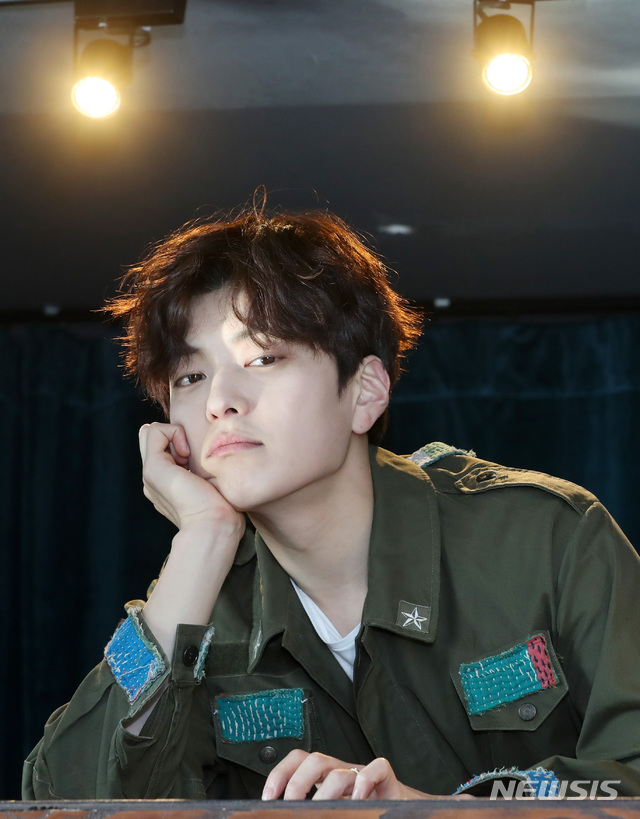 【서울=뉴시스】이영환 기자 = 뮤지컬 '킹아더'의 아더 역을 맡은 장승조가 지난 달 28일 오후 서울 삼청동의 한 카페에서 뉴시스와 인터뷰에 앞서 포즈를 취하고 있다. 2019.03.10. 20hwan@newsis.com