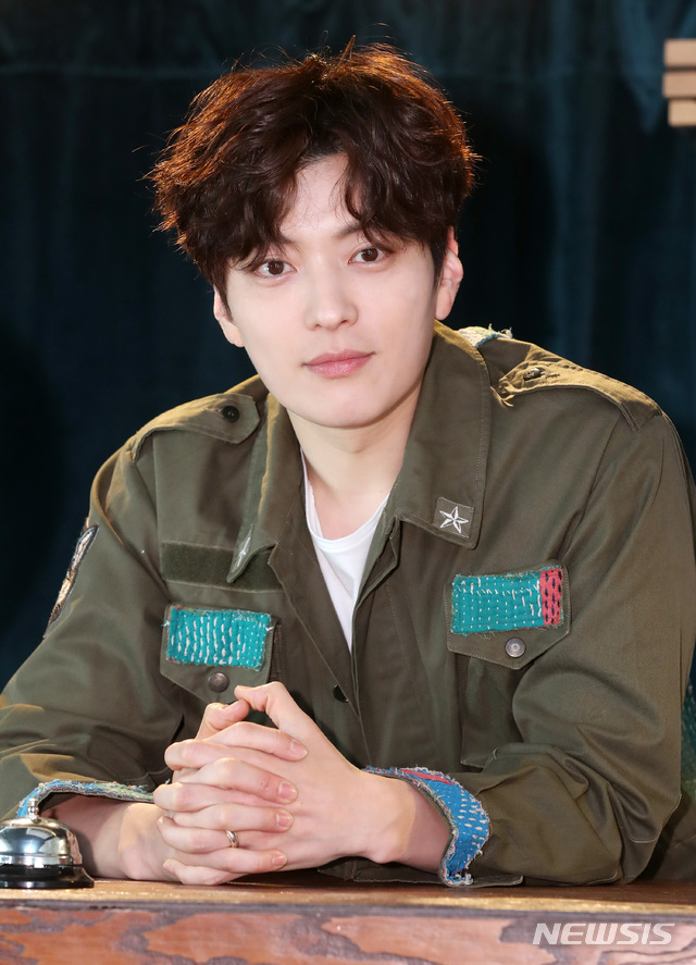 【서울=뉴시스】이영환 기자 = 뮤지컬 '킹아더'의 아더 역을 맡은 장승조가 지난 달 28일 오후 서울 삼청동의 한 카페에서 뉴시스와 인터뷰에 앞서 포즈를 취하고 있다. 2019.03.10. 20hwan@newsis.com