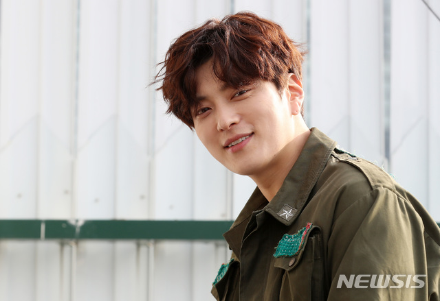 【서울=뉴시스】이영환 기자 = 뮤지컬 '킹아더'의 아더 역을 맡은 장승조가 지난 달 28일 오후 서울 삼청동의 한 카페에서 뉴시스와 인터뷰에 앞서 포즈를 취하고 있다. 2019.03.10. 20hwan@newsis.com