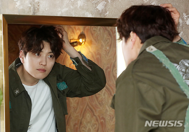 【서울=뉴시스】이영환 기자 = 뮤지컬 '킹아더'의 아더 역을 맡은 장승조가 지난 달 28일 오후 서울 삼청동의 한 카페에서 뉴시스와 인터뷰에 앞서 포즈를 취하고 있다. 2019.03.10. 20hwan@newsis.com