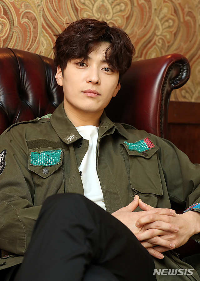 【서울=뉴시스】이영환 기자 = 뮤지컬 '킹아더'의 아더 역을 맡은 장승조가 지난 달 28일 오후 서울 삼청동의 한 카페에서 뉴시스와 인터뷰에 앞서 포즈를 취하고 있다. 2019.03.10. 20hwan@newsis.com