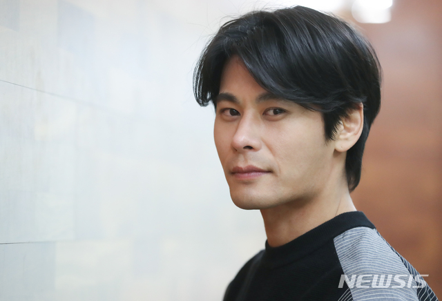 [서울=뉴시스] 조수정 기자 = OCN 드라마 ‘트랩’에서 홍원태로 열연한 배우 오륭이 8일 오후 서울 중구 충무로 뉴시스 본사에서 인터뷰에 앞서 포즈를 취하고 있다. 2019.03.08. chocrystal@newsis.com