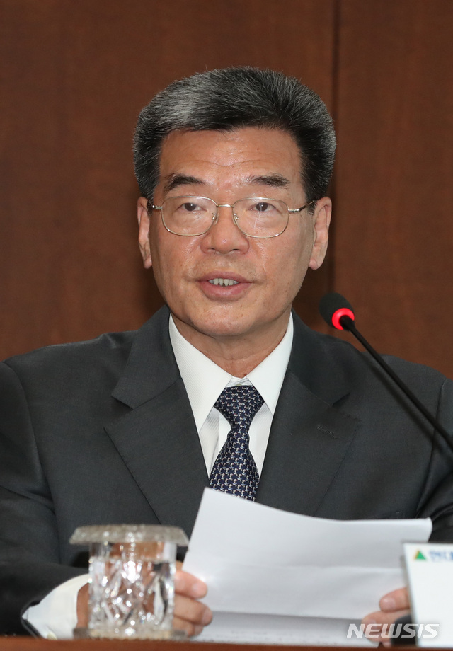 【서울=뉴시스】 전진환 기자 = 대우조선해양을 인수하는 현대중공업과 KDB산업은행의 본계약 체결식이 8일 오후 서울 여의도 산업은행에서 열렸다.&nbsp; 가삼협 현대중공업 대표이사가 기자들의 질문에 답하고 있다. 2019.03.08.&nbsp; amin2@newsis.com