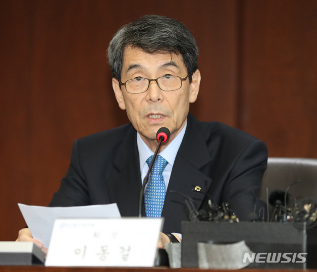 【서울=뉴시스】 전진환 기자 = 대우조선해양을 인수하는 현대중공업과 KDB산업은행의 본계약 체결식이 열린 8일 오후 서울 여의도 산업은행에서 KDB산업은행 이동걸 회장이 기자들의 질문에 답하고 있다. 2019.03.08. amin2@newsis.com