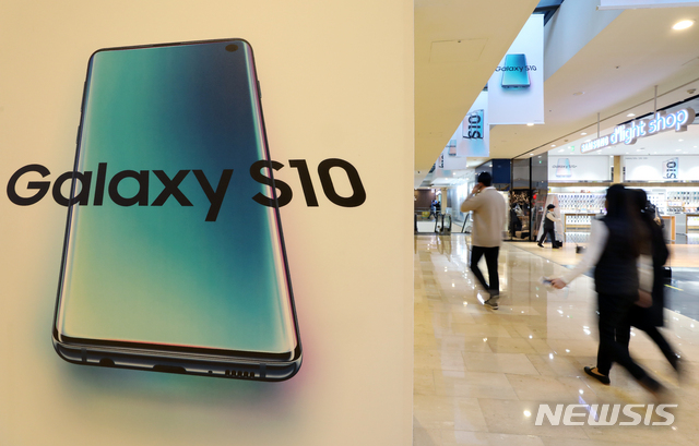 【서울=뉴시스】김병문 수습기자 = 삼성 갤럭시 S10 공식 판매를 시작하는 8일 오후 서울 서초구 삼성전자 서초사옥 내 딜라이트 매장 모습. 2019.03.08.&nbsp; dadazon@newsis.com