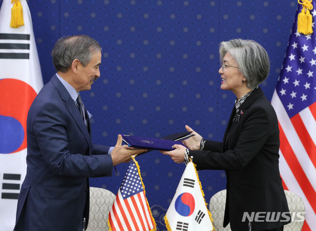 【서울=뉴시스】박미소 수습기자 = 강경화 외교부 장관과 해리 해리스 주한 미국대사가 8일 서울 종로구 외교부 청사에서 한-미 방위비분담금특별협정 서명식을 하고 있다.2019.03.08. photo@newsis.com