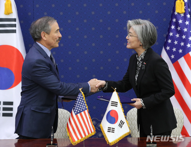 【서울=뉴시스】박미소 수습기자 = 강경화(오른쪽) 외교부 장관과 해리 해리스 주한 미국대사가 8일 서울 종로구 외교부 청사에서 한-미 방위비분담금특별협정 서명식에서 악수하고 있다.2019.03.08. photo@newsis.com