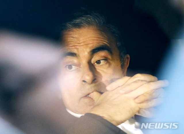 【도쿄=AP/뉴시스】 프랑스 르노 자동차의 이사회가 2일(현지시간) 카를로스 곤 전 회장의 자금 세탁 문제를 직접 조사하겠다고 밝혔다. 곤 전 회장이 중동 국가 오만을 통해 르노의 자금을 세탁한 뒤 개인적으로 활용했다는 의혹이 불거지자 직접 내사에 나선 모습이다. 사진은 지난 달 6일 자동차에 탑승한 채 손가락을 깨물고 있는 곤 전 회장의 모습. 2019.04.03.