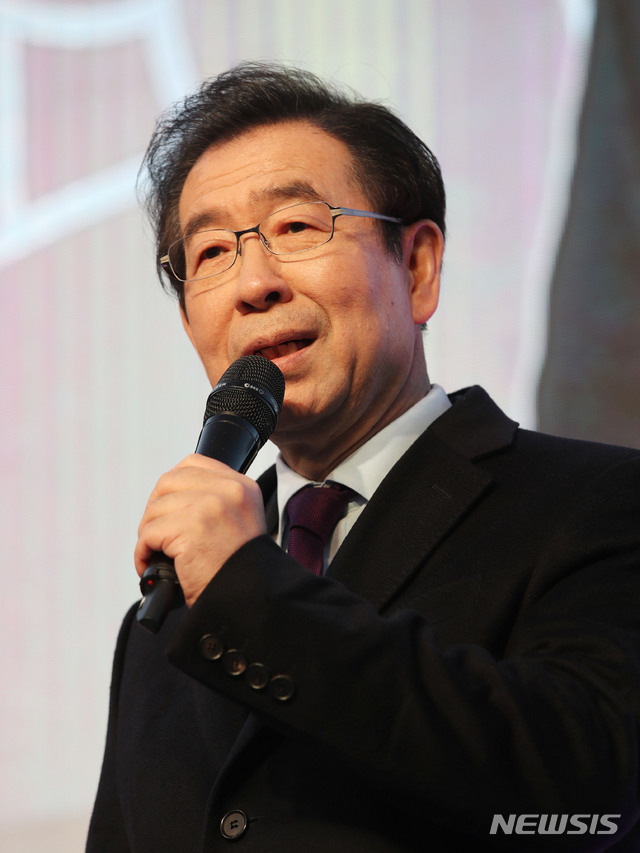 【서울=뉴시스】박미소 수습기자 = 박원순 서울시장이 8일 오후 서울 종로구 광화문 광장에서 열린 '제35회 한국여성대회'에서 축사를 하고 있다. 이번 한국여성대회에서는 고 김복동 평화여성인권운동가와 서지현 검사가 여성운동상을, 불법촬영 근절을 위해 힘쓴 30여만 명의 여성들이 특별상을 수상했다. 2019.03.08. misocamera@newsis.com