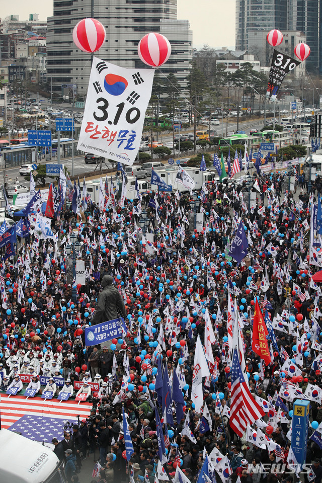 【서울=뉴시스】김진아 기자 = 박근혜 전 대통령 탄핵 2년을 하루 앞둔 9일 서울 중구 서울역 광장에서 박근혜대통령무죄석방1천만국민운동본부, 대한애국당 등 참석자들이 제112차 태극기 집회를 하고 있다. 2019.03.09. bluesoda@newsis.com