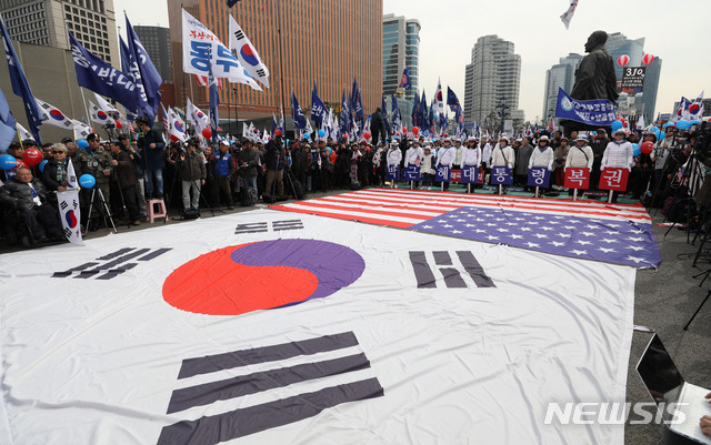 【서울=뉴시스】김진아 기자 = 박근혜 전 대통령 탄핵 2년을 하루 앞둔 9일 서울 중구 서울역 광장에서 박근혜대통령무죄석방1천만국민운동본부, 대한애국당 등 참석자들이 태극기 집회를 하고 있다. 2019.03.09. bluesoda@newsis.com