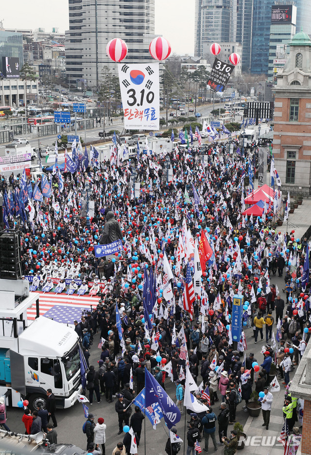 【서울=뉴시스】김진아 기자 = 박근혜 전 대통령 탄핵 2년을 하루 앞둔 9일 서울 중구 서울역 광장에서 박근혜대통령무죄석방1천만국민운동본부, 대한애국당 등 참석자들이 제112차 태극기 집회를 하고 있다. 2019.03.09. bluesoda@newsis.com