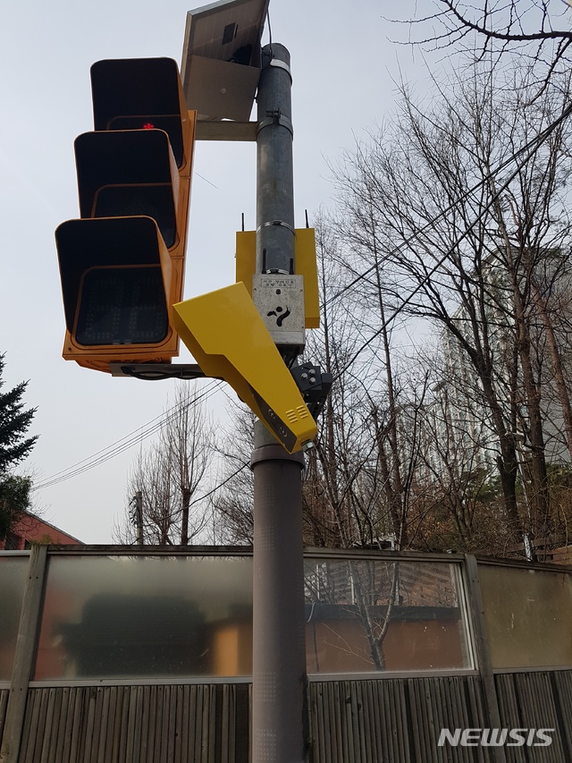 【서울=뉴시스】강남구, 스쿨존에 스마트 횡단보도 시스템 설치. 2019.03.10. (사진=강남구 제공)