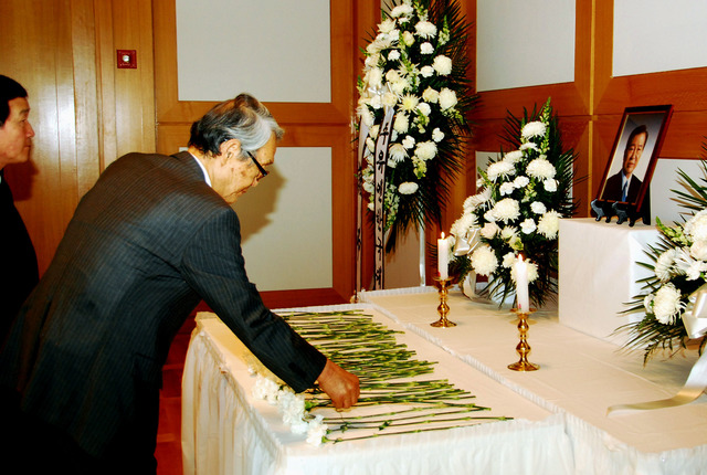 2009년 8월19일 뉴욕총영사관에 마련된 김대중 전 대통령 분향소를 찾은 문동환 목사