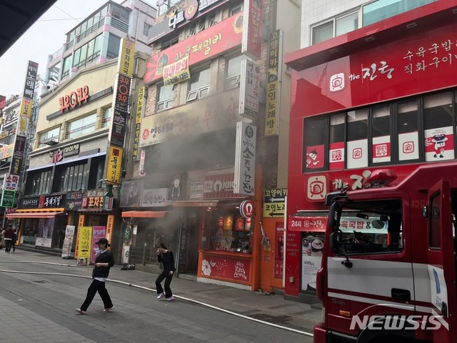 【수원=뉴시스】 조성필 기자 = 사고 현장에 소방당국이 출동한 가운데 상가 손님과 직원이 긴급 대피하고 있는 모습. 2019.03.10 (사진=독자 제공) photo@newsis.com