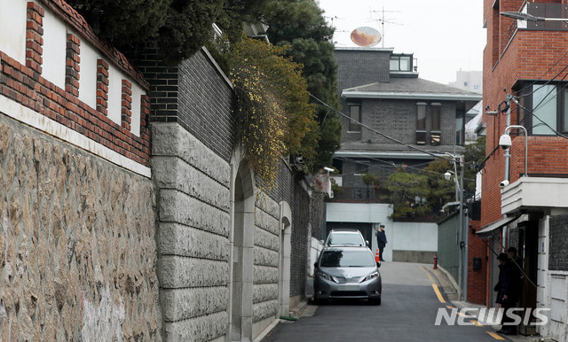 【서울=뉴시스】추상철 기자 = 전두환 전 대통령의 광주지방법원 재판 출석을 하루 앞둔 10일 오전 서울 서대문구 전 전 대통령 자택 앞에서 경찰 병력이 경비를 서고 있다. 2019.03.10. scchoo@newsis.com