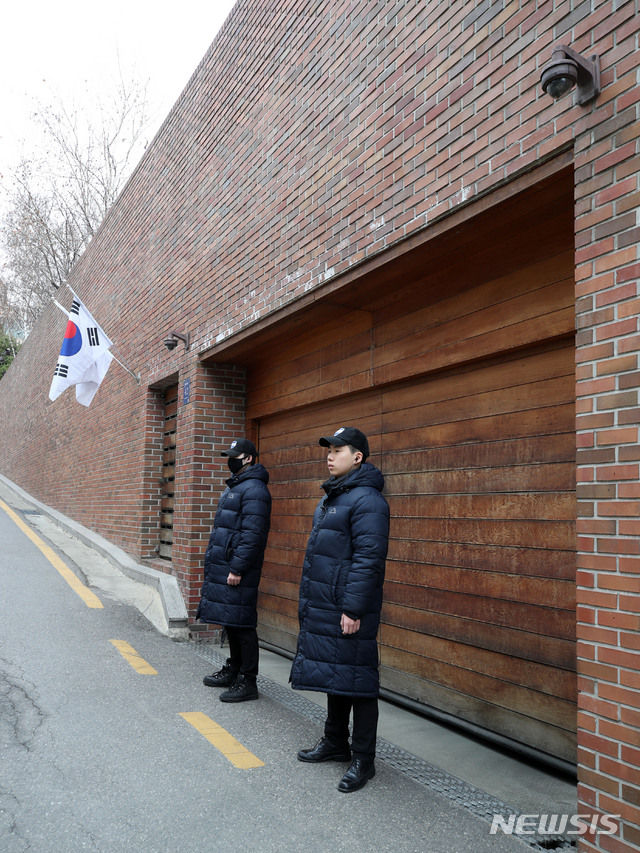 【서울=뉴시스】박미소 수습기자 = 10일 오전 서울 강남구 이명박 전 대통령 사저 앞에서 경찰이 경비 근무를 하고 있다. 지난 8일 법원은 이 전 대통령의 자택에서 경호원 및 수행비서와 만날 수 있도록 허가했고 가사도우미에 대해서는 접촉 허가를 보류했다. 2019.03.10. misocamera@newsis.com