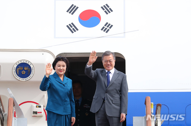 【성남=뉴시스】전신 기자 = 아세안 3개국 순방에 나서는 문재인 대통령과 부인 김정숙 여사가 10일 경기도 성남 서울공항에서 공군1호기 탑승 전 손 흔들어 인사하고 있다. 2019.03.10.&nbsp; photo1006@newsis.com 