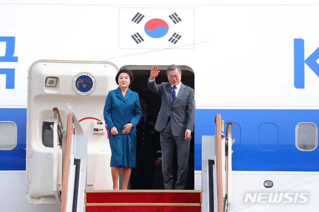 【성남=뉴시스】전신 기자 = 아세안 3개국 순방에 나서는 문재인 대통령과 부인 김정숙 여사가 10일 경기도 성남 서울공항에서 공군1호기 탑승 전 손 흔들어 인사하고 있다. 2019.03.10.&nbsp; photo1006@newsis.com 
