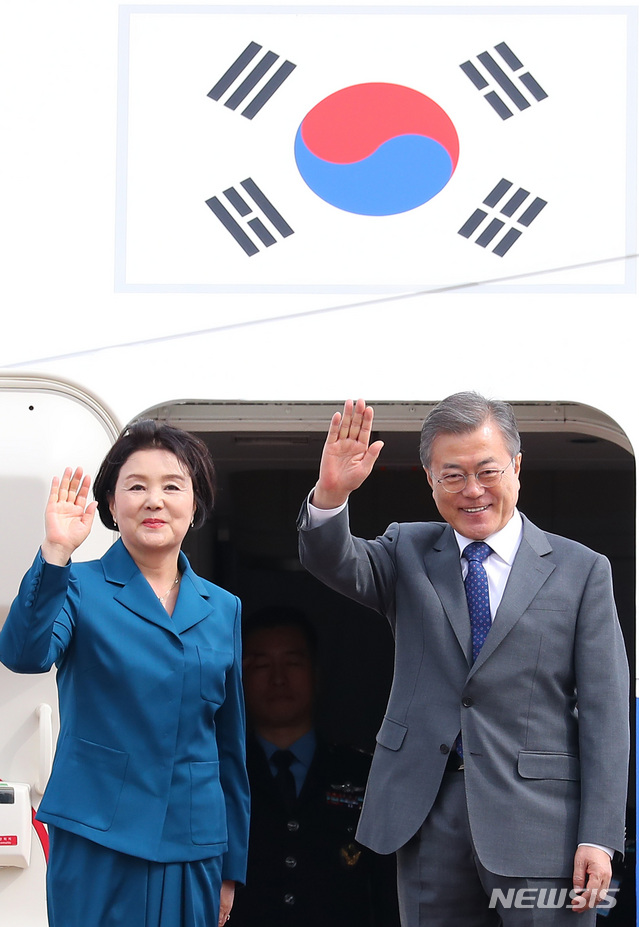 【성남=뉴시스】전신 기자 = 아세안 3개국 순방에 나서는 문재인 대통령과 부인 김정숙 여사가 10일 경기도 성남 서울공항에서 공군1호기 탑승 전 손 흔들어 인사하고 있다. 2019.03.10.&nbsp; photo1006@newsis.com