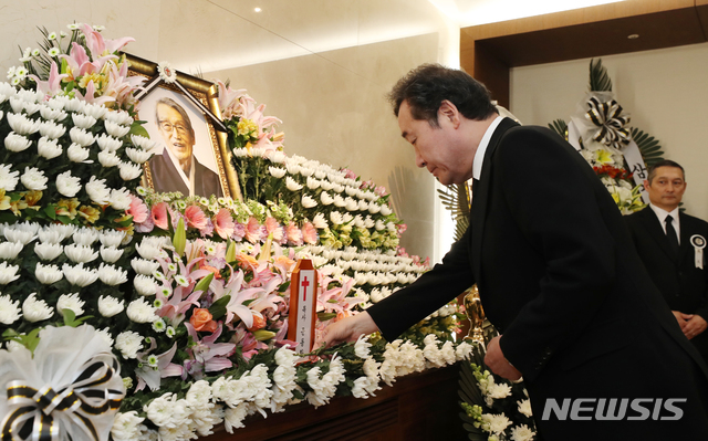 【서울=뉴시스】김병문 수습기자 = 이낙연 국무총리가 10일 오후 서울 서대문구 연세대 세브란스 병원 장례식장에 마련된 고 문동환 목사 빈소를 찾아 헌화하고 있다. 2019.03.10. photo@newsis.com