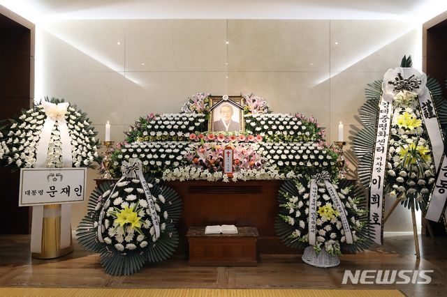 【서울=뉴시스】김병문 수습기자 = 10일 오후 서울 서대문구 연세대 세브란스 병원 장례식장에 고 문동환 목사 빈소가 마련되어 있다. 2019.03.10. dadazon@newsis.com