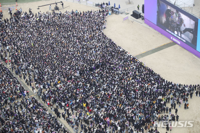 【서울=뉴시스】박미소 수습기자 = 10일 오후 서울 중구 서울광장에서 열린 아미피디아 오프라인 행사 '런 아미 인 액션'에서 방탄소년단 팬들이 모여있다.&nbsp; 이번 아미피디아 행사는 방탄소년단의 팬클럽 아미(ARMY) 5기를 대상으로 한 팬 초청 행사다.2019.03.10.&nbsp; misocamera@newsis.com