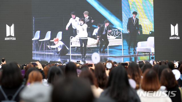 【서울=뉴시스】박미소 수습기자 = 10일 오후 서울 중구 서울광장에서 열린 아미피디아 오프라인 행사 '런 아미 인 액션'에서 방탄소년단 팬들이 모여있다.&nbsp; 이번 아미피디아 행사는 방탄소년단의 팬클럽 아미(ARMY) 5기를 대상으로 한 팬 초청 행사다.2019.03.10.&nbsp; misocamera@newsis.com