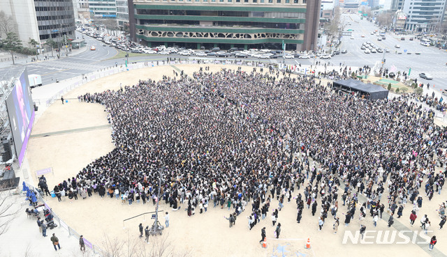 【서울=뉴시스】박미소 수습기자 = 10일 오후 서울 중구 서울광장에서 열린 아미피디아 오프라인 행사 '런 아미 인 액션'에서 방탄소년단 팬들이 모여있다.&nbsp; 이번 아미피디아 행사는 방탄소년단의 팬클럽 아미(ARMY) 5기를 대상으로 한 팬 초청 행사다.2019.03.10.&nbsp; misocamera@newsis.com