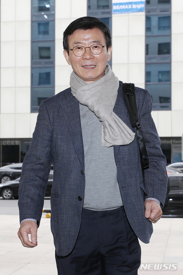 【서울=뉴시스】김병문 수습기자 = 문성혁 해양수산부 장관 후보자가 10일 오후 서울 영등포구 대하빌딩에 마련된 인사청문회준비단 사무실에 첫 출근하고 있다. 2019.03.10. dadazon@newsis.com