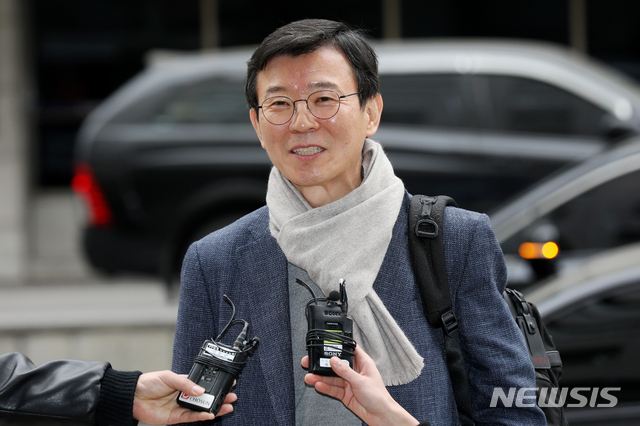 【서울=뉴시스】김병문 수습기자 = 문성혁 해양수산부 장관 후보자가 10일 오후 서울 영등포구 대하빌딩에 마련된 인사청문회준비단 사무실에 첫 출근하며 취재진의 질문에 답변하고 있다. 2019.03.10.&nbsp; dadazon@newsis.com