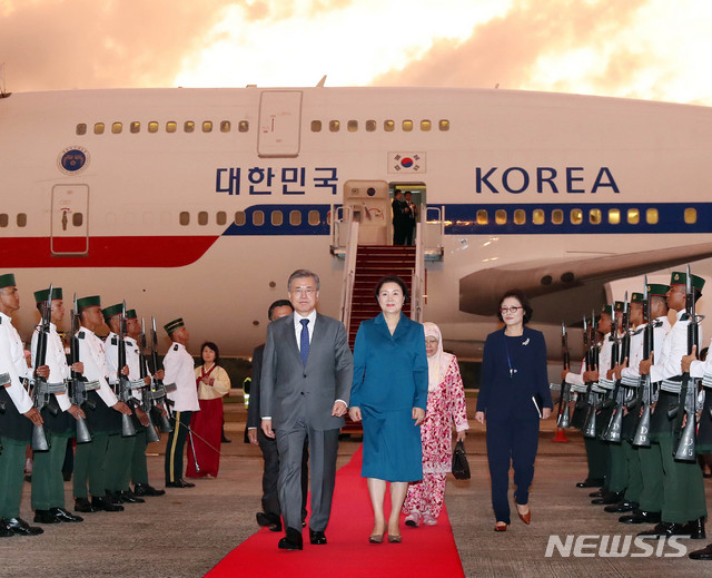 【반다르스리브가완(브루나이)=뉴시스】전신 기자 = 문재인 대통령과 부인 김정숙 여사가 10일 반다르스리브가완 브루나이 국제공항에 도착하고 있다. 2019.03.10. photo1006@newsis.com