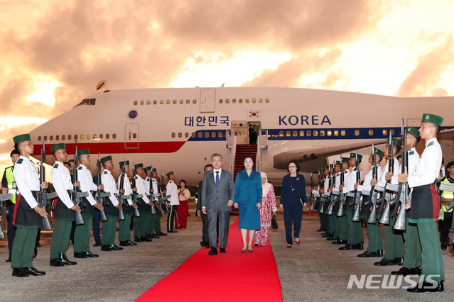【반다르스리브가완(브루나이)=뉴시스】전신 기자 = 문재인 대통령과 부인 김정숙 여사가 10일 반다르스리브가완 브루나이 국제공항에 도착하고 있다. 2019.03.10. photo1006@newsis.com