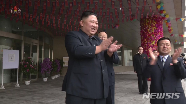 【서울=뉴시스】조선중앙TV가 김정은 북한 국무위원장이 10일 최고인민회의 제14기 대의원선거 투표를 위해 김책공업종합대학(김책공대)를 찾았다고 보도했다. 사진은 김정은 국무위원장이 환호하는 김책공대 교직원과 학생들을 향해 박수를 치는 모습. 2019.03.10.(사진=조선중앙TV 캡쳐) photo@newsis.com