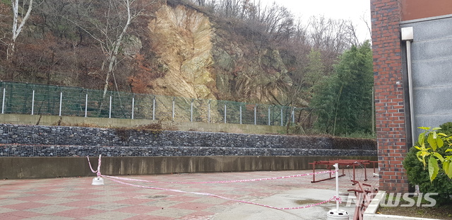 【홍성=뉴시스】충남 서천 A초등학교 급경사지 모습(사진=충남도 제공)