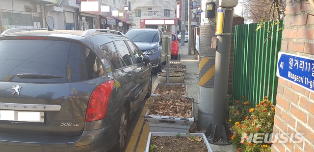 【홍성=뉴시스】충남도 내 학교 주변 불법주정차 모습. (사진=충남도 제공)