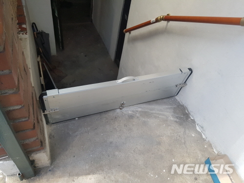 【서울=뉴시스】서울 성동구 물막이판 설치 모습. 2019.03.11. (사진=성동구 제공)