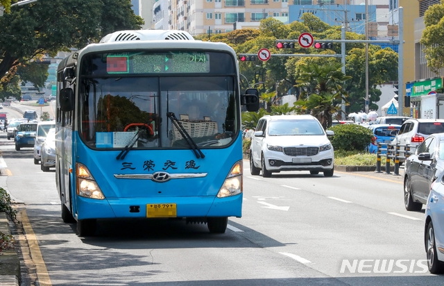【제주=뉴시스】우장호 기자 = 제주 버스 노조는 오는 13일부터 총파업에 돌입하기로 결정했다. 제주시내 버스 모습. 2019.03.11. woo1223@newsis.com
