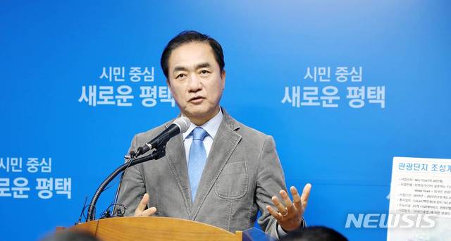 【평택=뉴시스】 정숭환 기자 = 정장선 경기 평택시장이 11일 시청 브리핑실에서 평택호 관광단지 조성계획에 대해 발표하고 있다. (사진 =평택시 제공) 