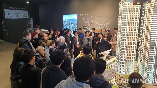 [대구=뉴시스] 독일 등 주거사례 견학단이 대구 국제 도시설계 스튜디오에서 설명을 듣고 있다. 뉴시스DB