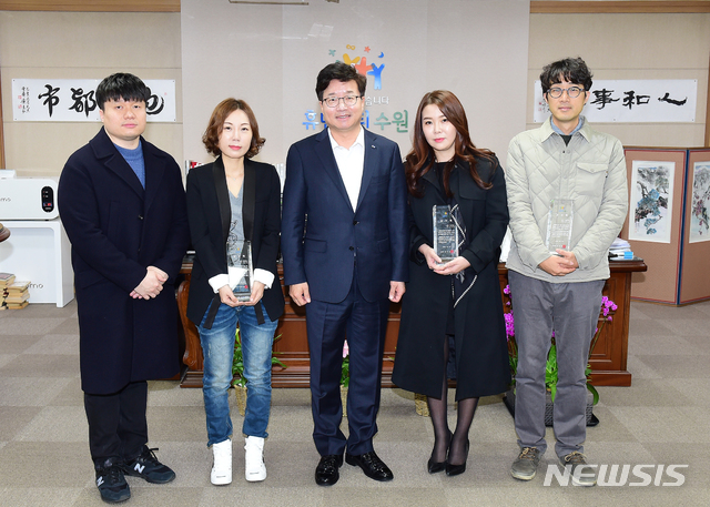 【수원=뉴시스】김경호 기자= 수원 왕갈비, 통닭을 전국에 알리는 데 큰 역할을 한 영화 ‘극한직업’ 관계자들이 11일 염태영 수원시장으로부터 감사패를 받았다. (왼쪽부터)이종석 ㈜어바웃필름 프로듀서, 허다중 작가, 염태영 수원시장, 배세영 작가, 김성환 ㈜어바웃필름 대표이사가 감사패 전달식 뒤 기념촬영을 하고 있다.