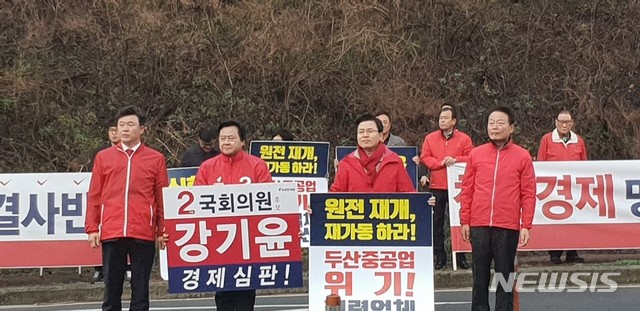 【창원=뉴시스】강경국 기자 =   자유한국당 황교안 대표가 11일 경남 창원시 성산구 두산중공업 후문에서 4·3 보궐선거 창원성산 한국당 강기윤 예비후보와 함께 출근길 인사를 하고 있다. 2019.03.11. (사진=강기윤 선거사무소 제공)photo@newsis.com