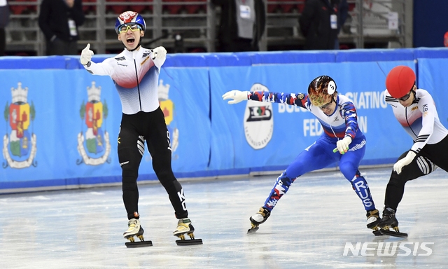 【소피아=AP/뉴시스】임효준이 10일(현지시간) 불가리아 소피아에서 열린 2018-2019시즌 국제빙상경기연맹(ISU) 세계쇼트트랙선수권대회 남자 1000m 결승에서 1위로 골인 후 환호하고 있다. 임효준은 1분26초468로 금메달을 차지해 1,500m·1,000m·3,000m 슈퍼파이널·계주 우승으로 4관왕의 영광을 안았다. 2019.03.11.