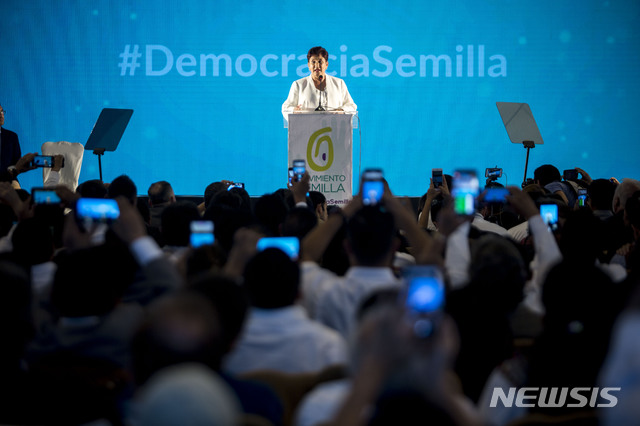 【과테말라시티(과테말라)=AP/뉴시스】오는 6월 치러질 과테말라 대통령선거 여론조사에서 2위를 달리고 있는 텔마 알다나 전 과테말라 검찰총장(여)이 지난 10일 과테말라시티에서 지지자들에게 연설하고 있다. 과테말라 법원은 19일 알다나 전 총장에게 부패 혐의로 체포영장을 발부했다고 밝혔다. 그녀는 검찰총장 재임 중 당시 오토 페레스 몰리나 대통령과 각료 대부분을 부패 혐의로 투옥시켰었다. 2019.3.20