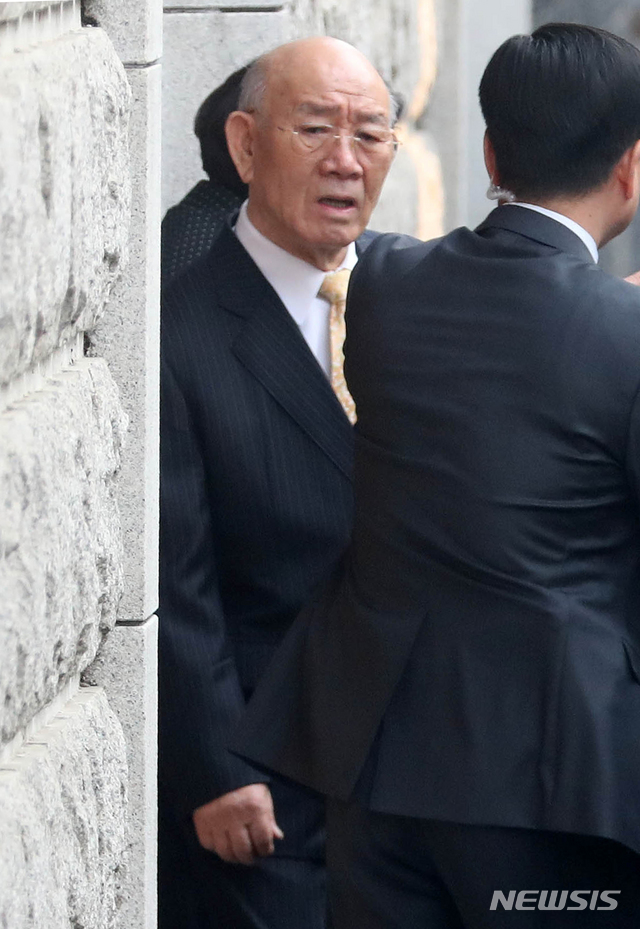 【서울=뉴시스】추상철 기자 =전두환 전 대통령이 11일 오전 광주지방법원에서 열리는 재판에 출석하기 위해 서울 서대문구 자택을 나서고 있다. 2019.03.11. scchoo@newsis.com