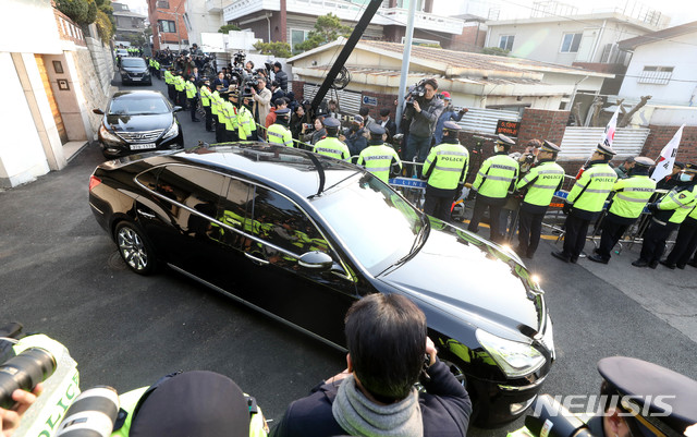 【서울=뉴시스】추상철 기자 =전두환 전 대통령이 탄 차량이 11일 오전 광주지방법원에서 열리는 재판에 출석하기 위해 서울 서대문구 전 전 대통령의 자택을 나서고 있다. 2019.03.11.  scchoo@newsis.com