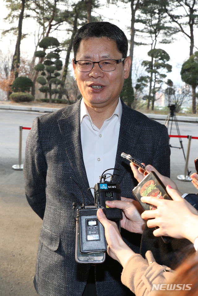 【서울=뉴시스】고승민 기자 = 김연철 통일부 장관 후보자가 11일 오전 청문회 준비 사무실이 마련된 서울 삼청동 남북회담본부로 출근하며 취재진 질문에 답하고 있다. 2019.03.11. kkssmm99@newsis.com